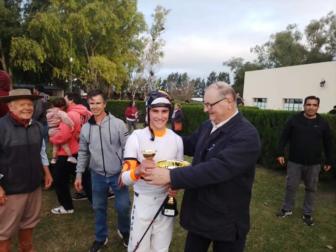 Turf: “El Negro Luis” brilló en el Gran Premio 25 de Mayo