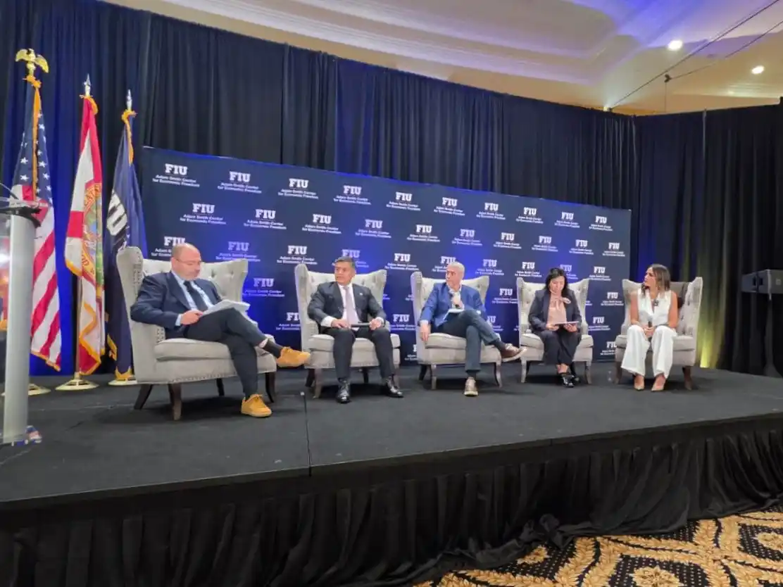 El intendente de Avellaneda, Jorge Ferraresi, durante su exposición en la Cumbre de Alcaldes de las Américas realizada en Miami.