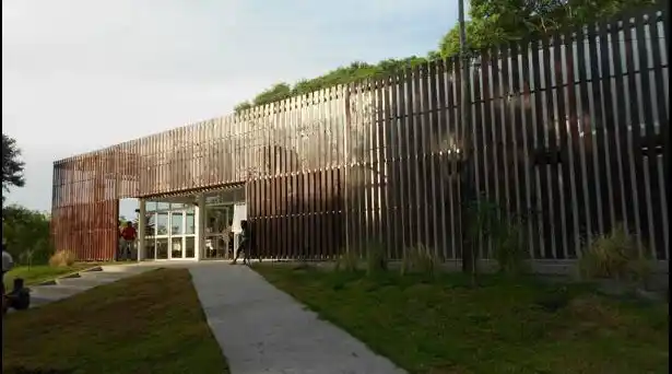 Cristina y Urribarri inauguran el primer comedor de pescado