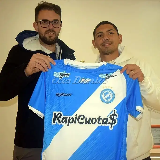 Juan Ignacio Quintana. Posa con la camiseta de Villa San Carlos