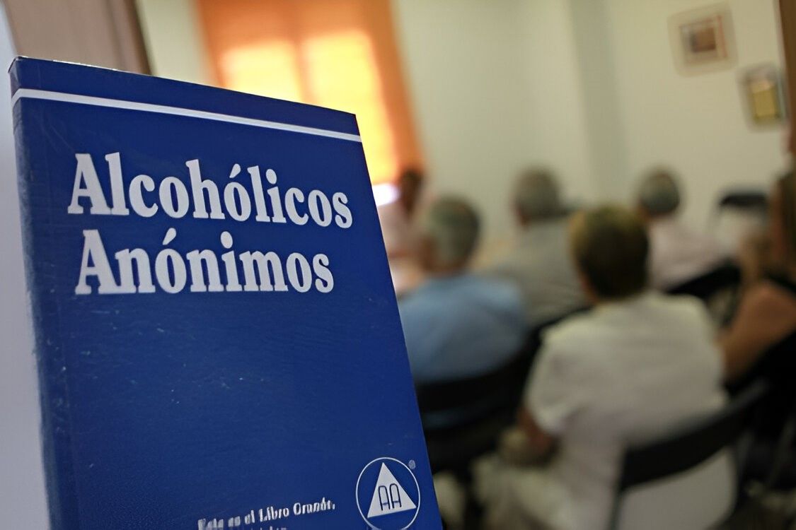 Alcohólicos Anónimos San Pedro se reúne en Simonino 450.