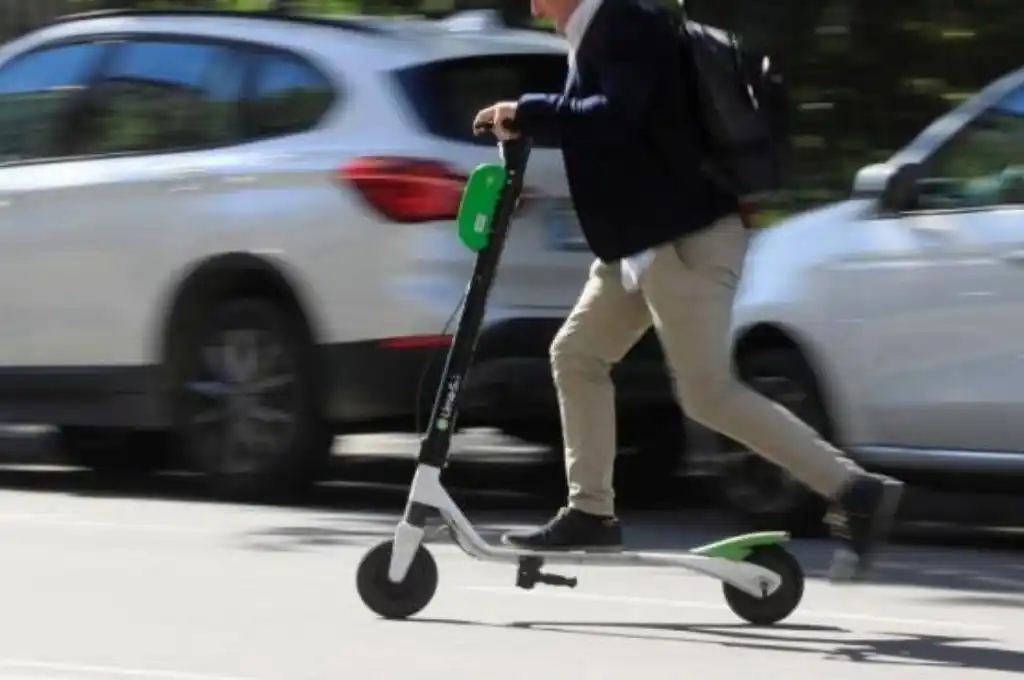 Robó una joyería y escapó con un millonario botín en un monopatín eléctrico