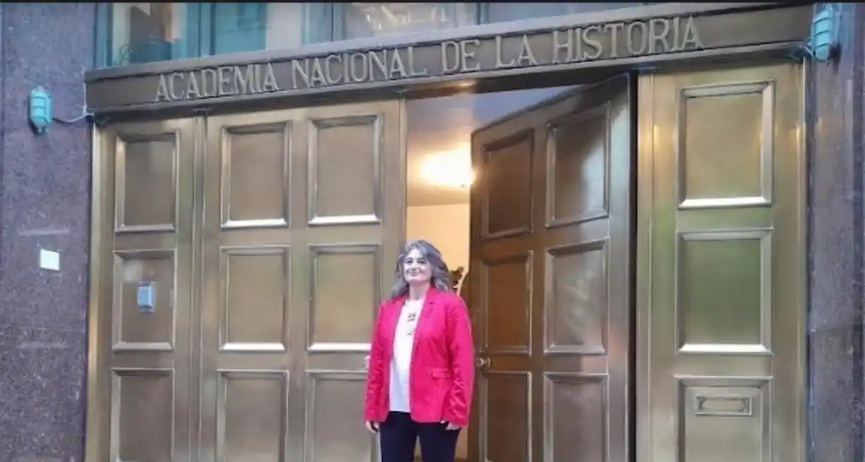 La docente corondina premiada en la puerta de la Academia de la Historia.