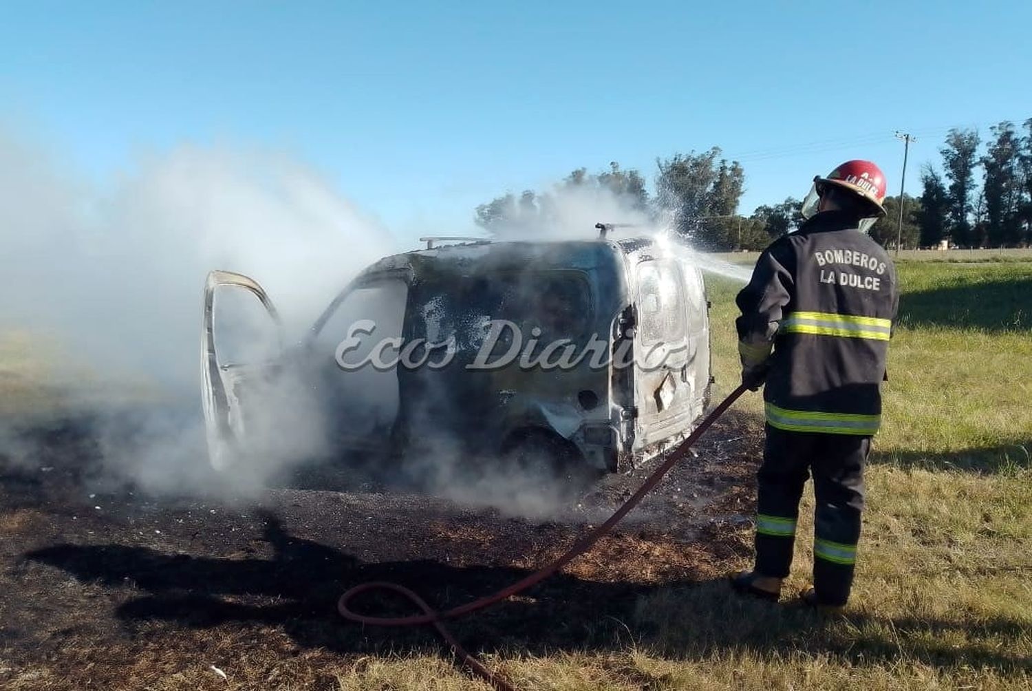 Conductor sufrió quemaduras tras incendiarse su camioneta