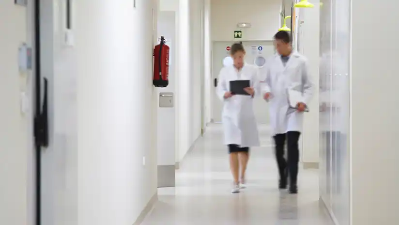 Le quitaron el título de doctora por publicar en sus redes fotos suyas en bikini