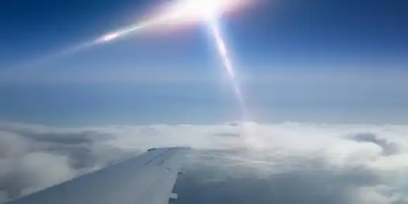 «Ovni» persiguiendo a un avión en Argentina; periodista hizo fotos