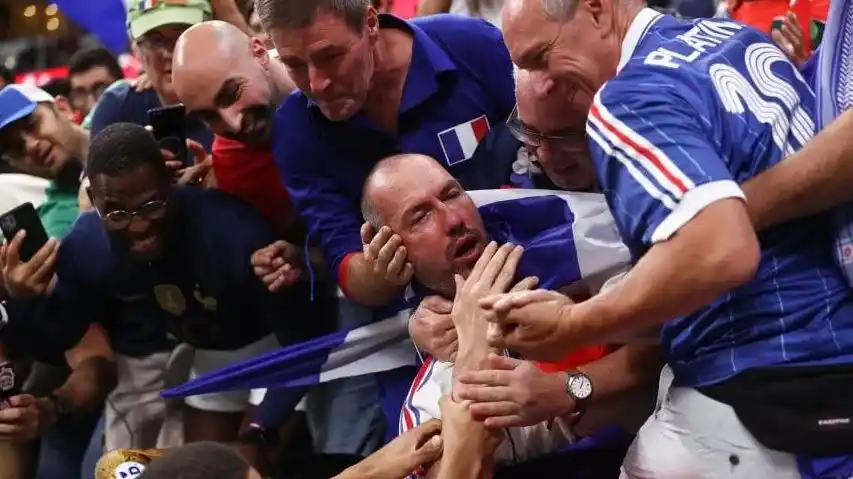 Kylian Mbappé pateó una pelota a la tribuna y noqueó a un hincha de Francia