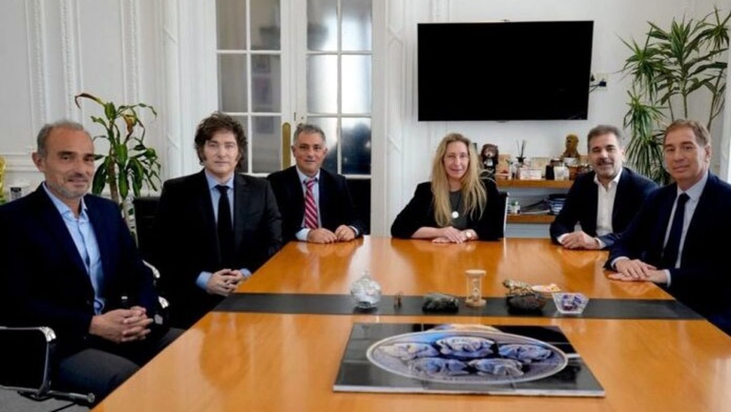 El presidente Javier Milei con referentes de la LLA y del PRO, como Cristian Ritondo.