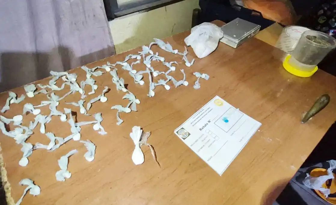 Dos personas apresadas, secuestro de drogas y armas de fuego