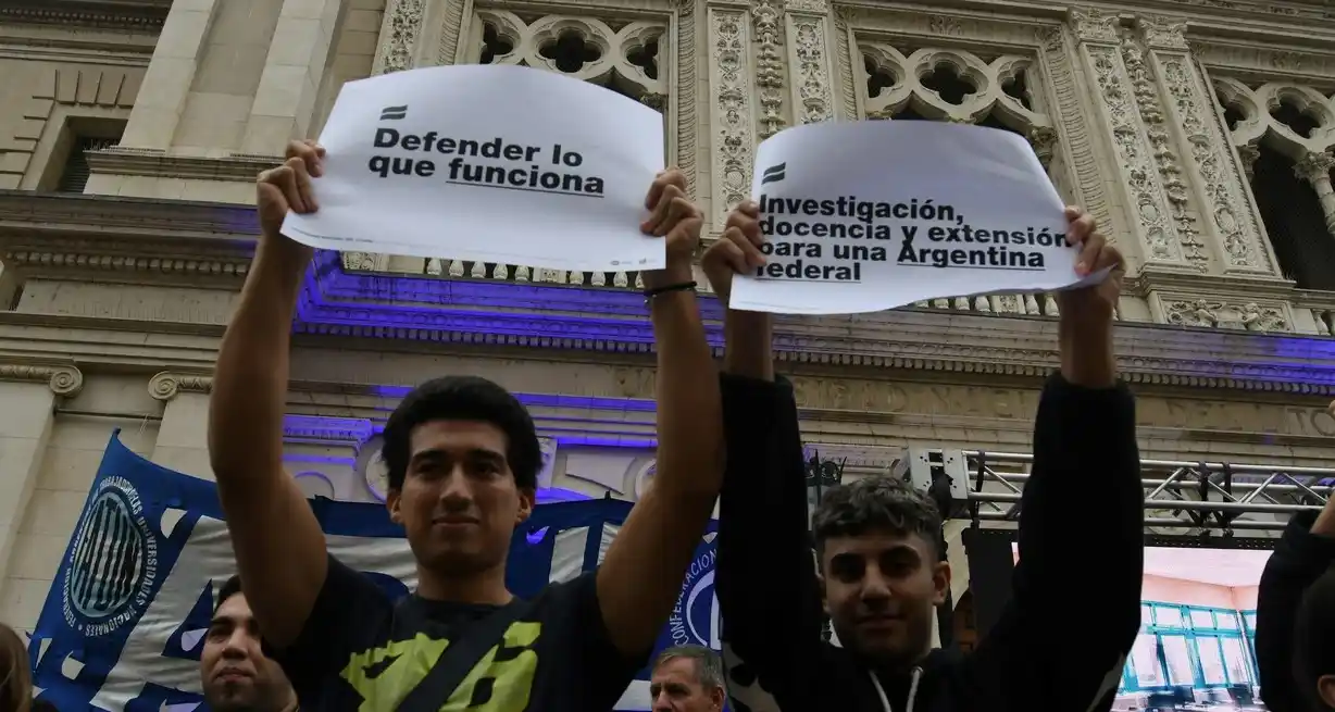 "Un investigador con aspiraciones a ser profesor titular necesita al menos diez años de formación", dijo el rector.
