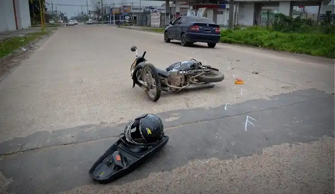 Motociclista terminó con fractura de clavícula, costilla y muñeca