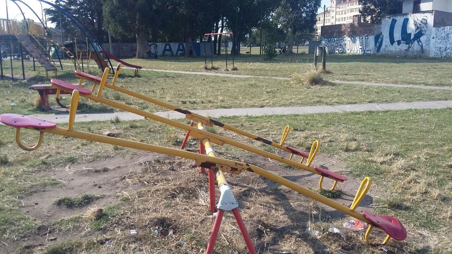 Hace nueve años que la Plaza del Barrio Regional está a oscuras
