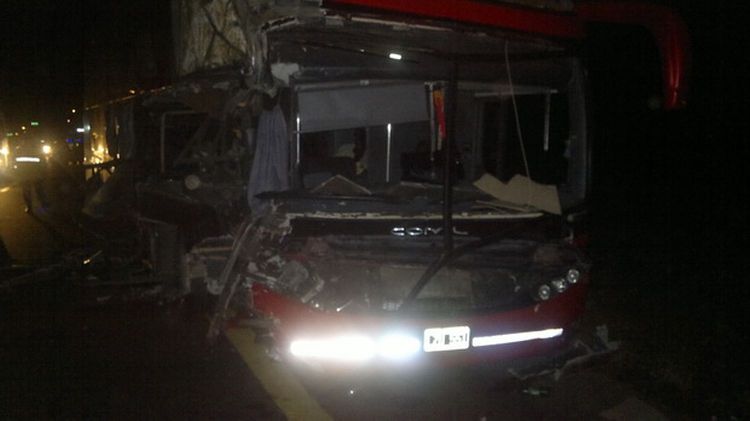 Un colectivo embistió de atrás a un camión en la Ruta 14