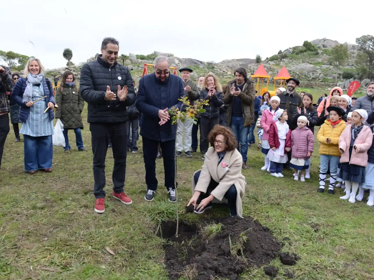 En un emotivo acto, El Centro Vasco Gure Etxea y el Municipio de Tandil inauguraron el Paseo de los Vascos