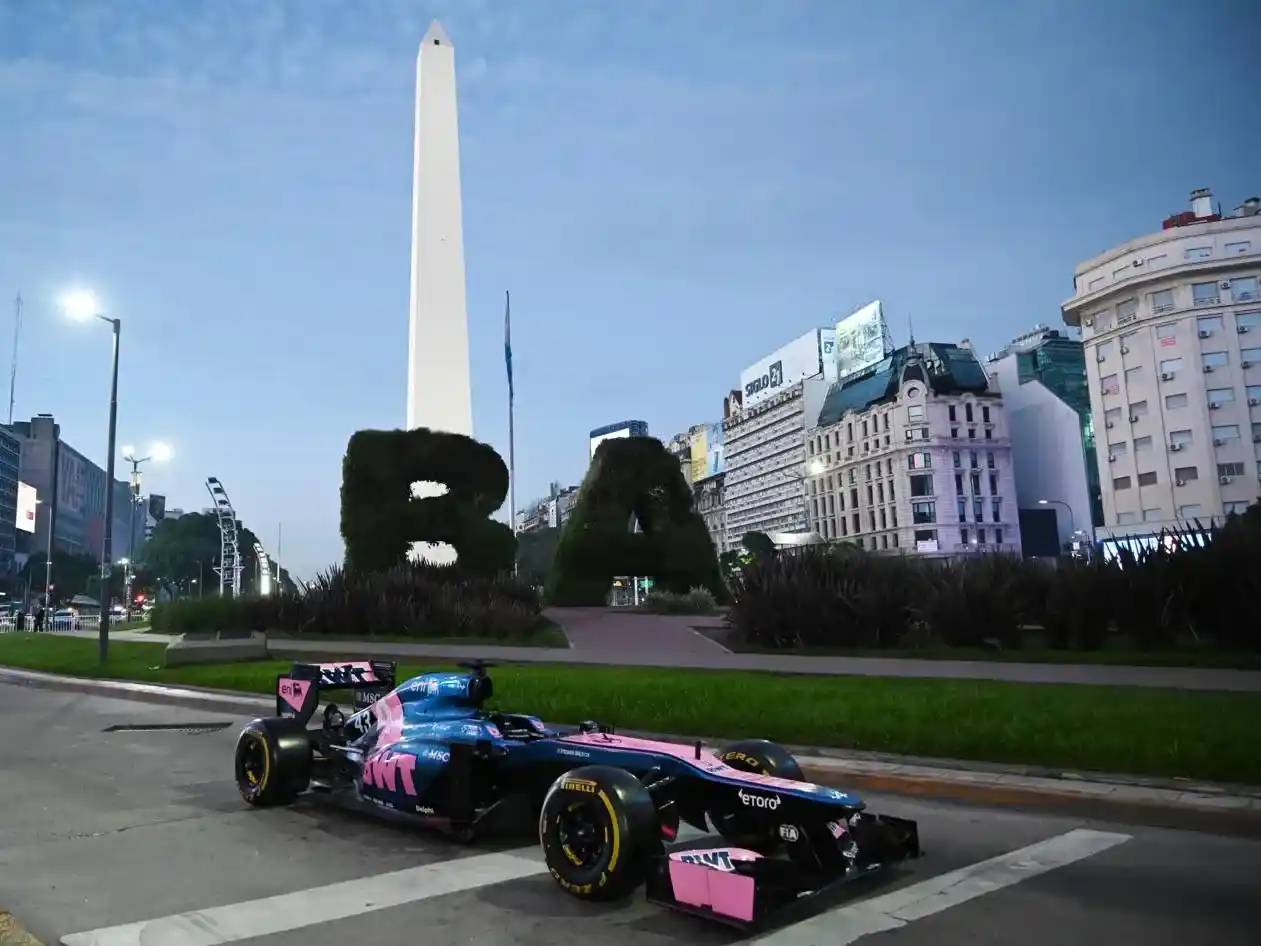 El auto que conducirá Colapinto ayer, en el Obelisco.