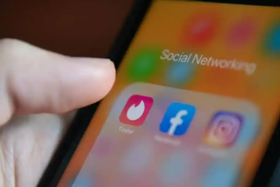 Insólito: un futbolista fue despedido de su club por usar una app de citas