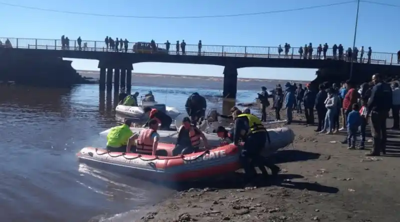 Intensa búsqueda de los pescadores desaparecidos en el Río de La Plata