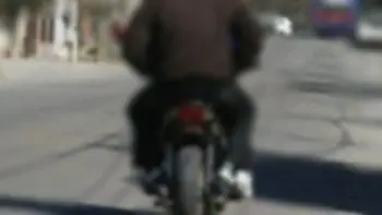"Bebé- chorros" en San Pedro: Denuncian que una pareja sale a robar en moto y con su pequeño hijo a upa
