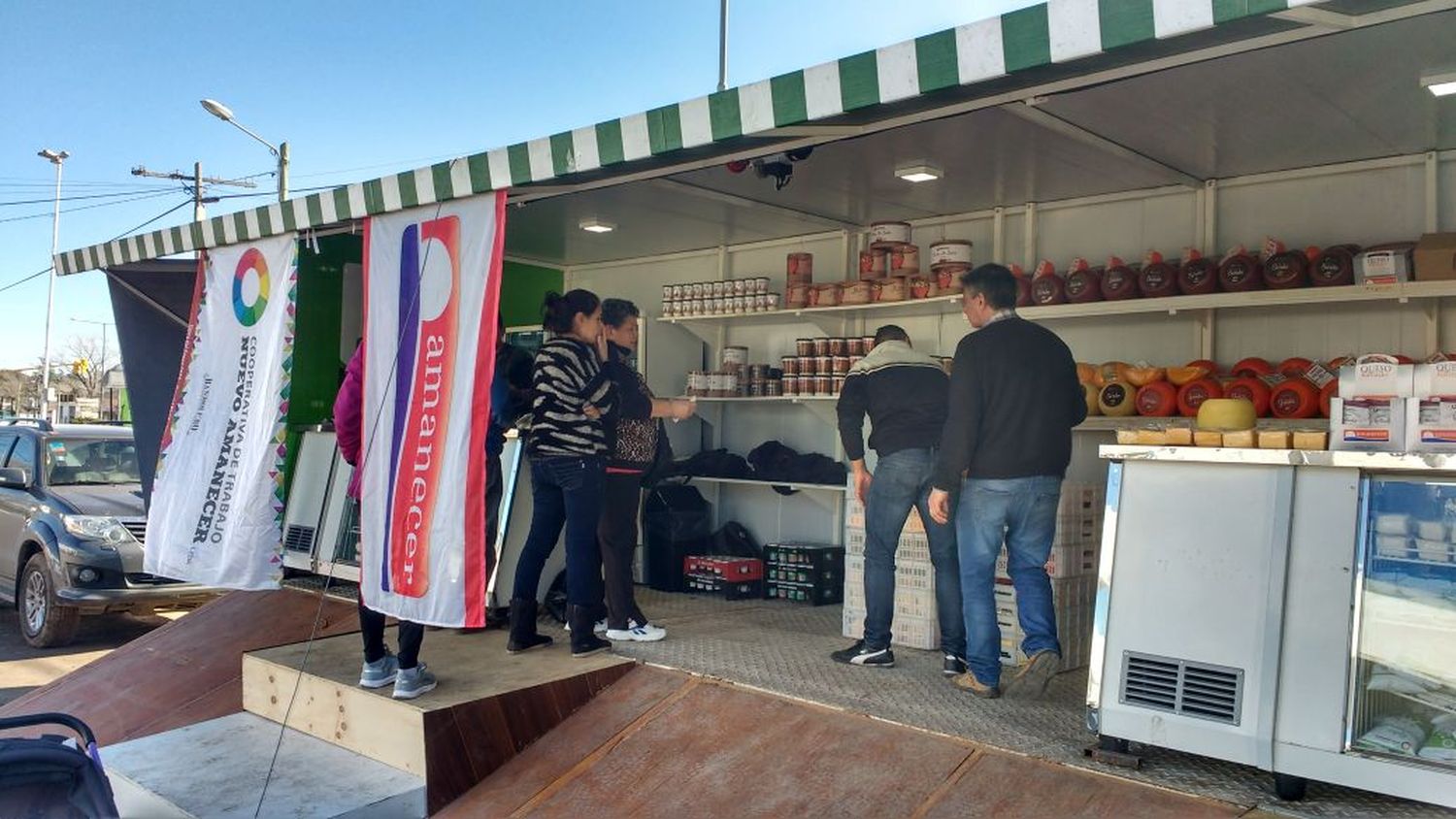 Nuevo Amanecer: suman un tráiler itinerante para la venta de productos