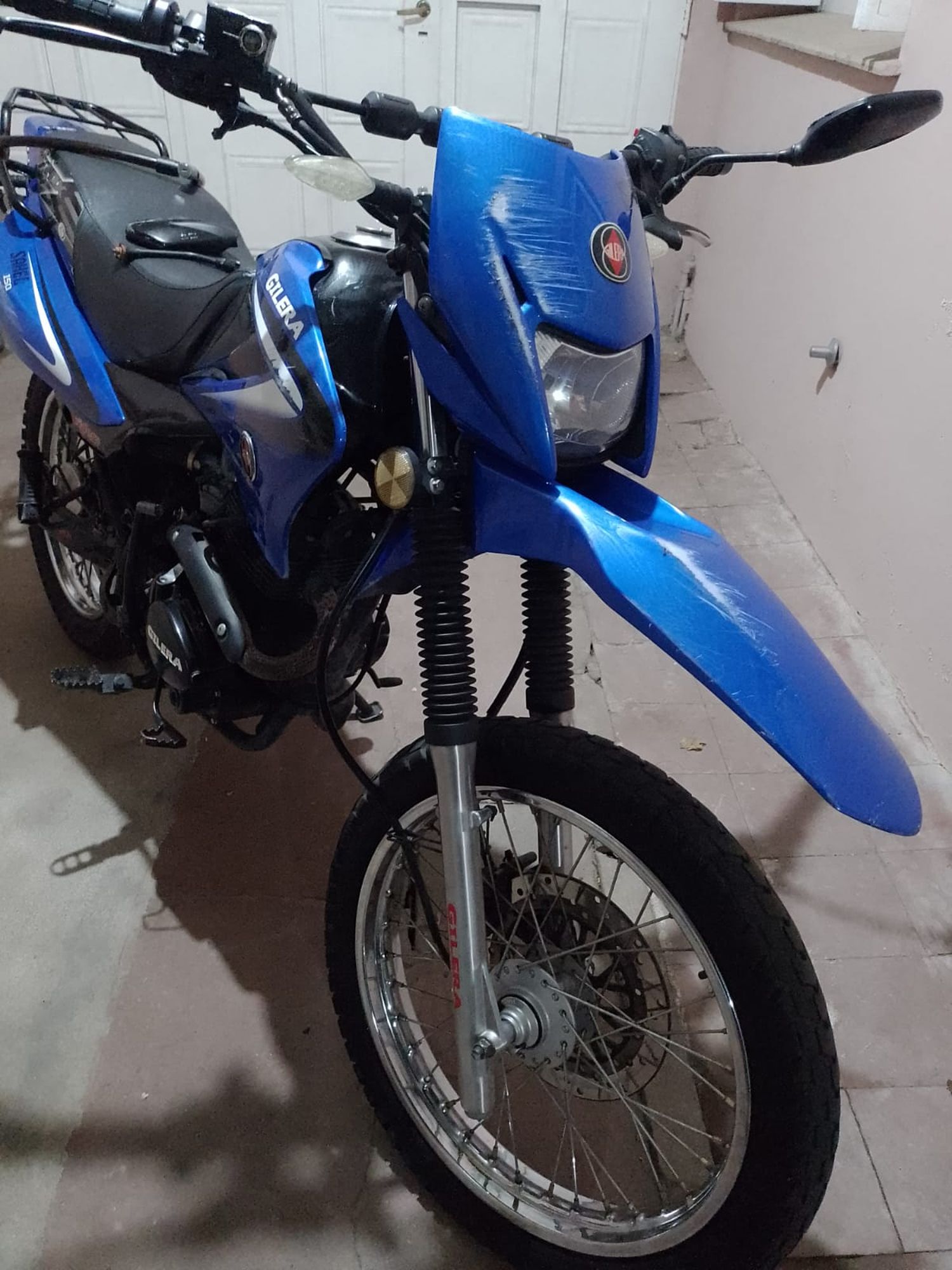 Buscan al conductor de una camioneta que atropelló a una moto y huyó
