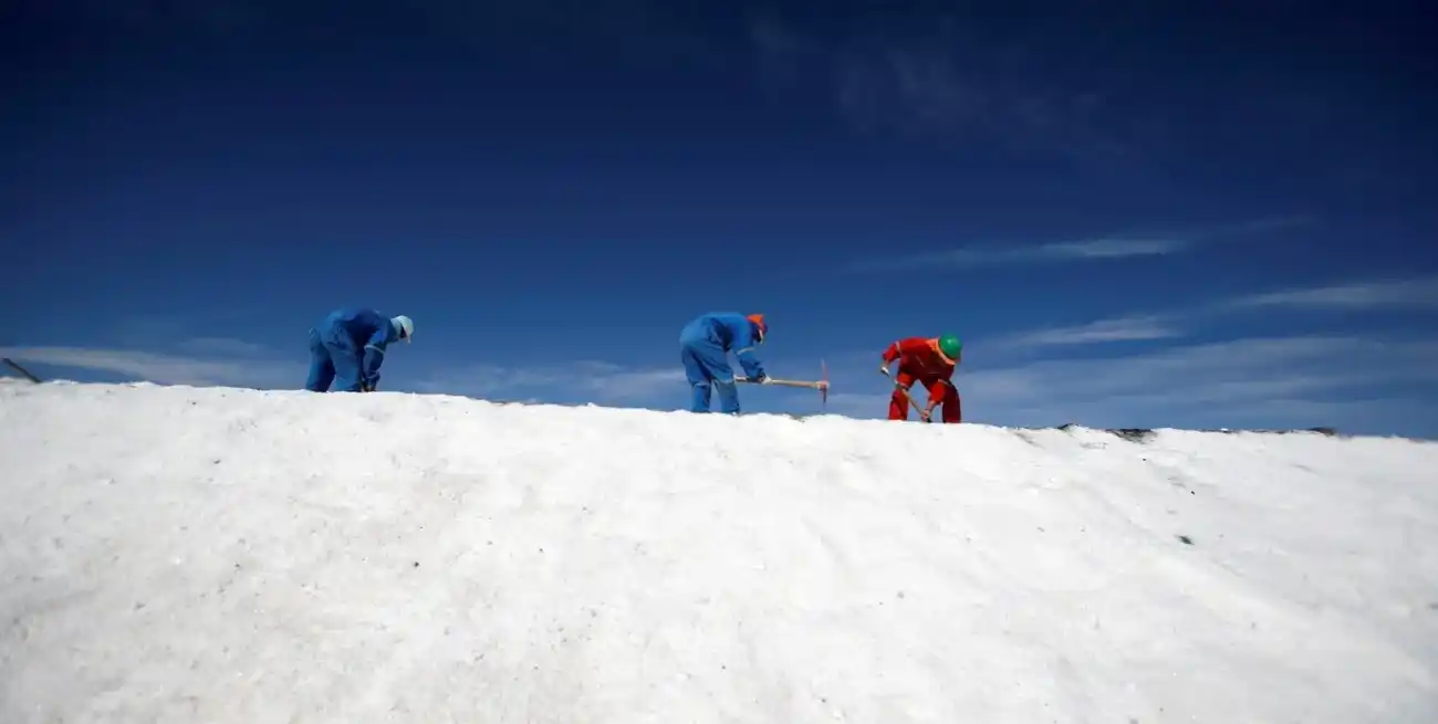 Una camioneta se ve a través de un cristal mientras viaja por una pista hacia el salar de Tara, Antofagasta. Crédito: Ivan Alvarado/Reuters
