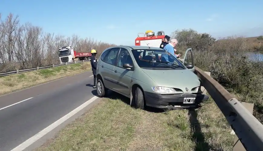 Un auto impactó contra un guardarrail en Ruta 12