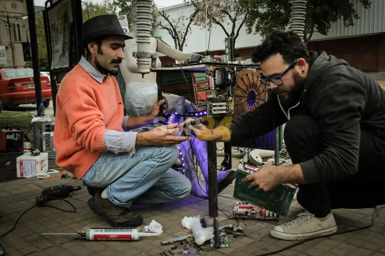 Mauro Casagrande y su pasión  por convertir desechos en arte