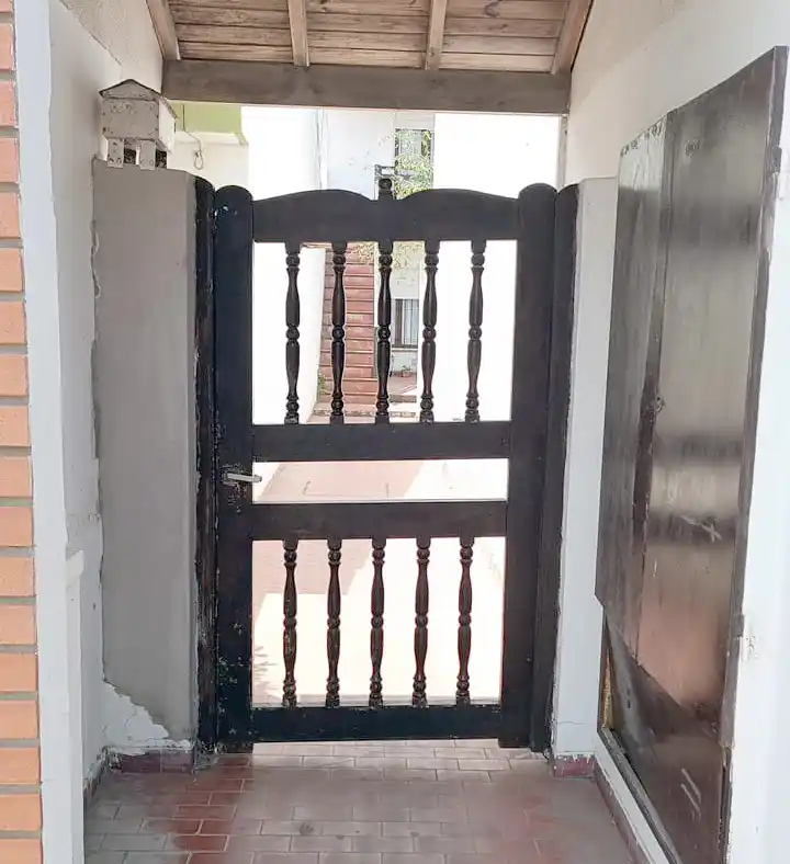 El acceso. Al inmueble de calle 73, entre 8 y 10, de la Villa Díaz Vélez