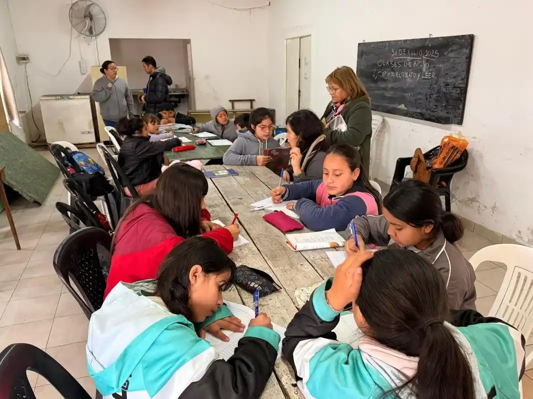 Brindaron clases de apoyo escolar para infancias en La Cuchilla y otros barrios