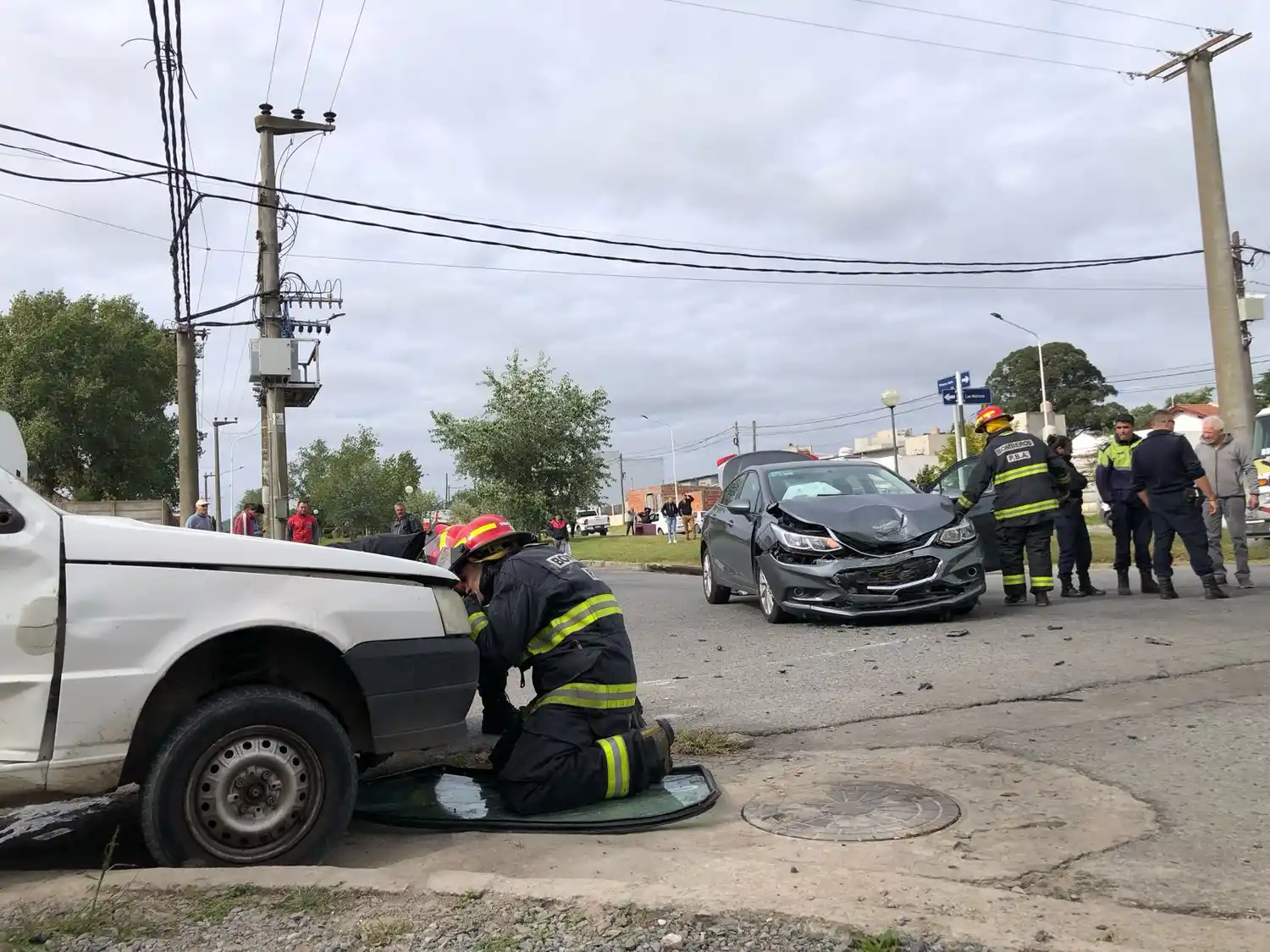 Bomberos trabajaron en el lugar.