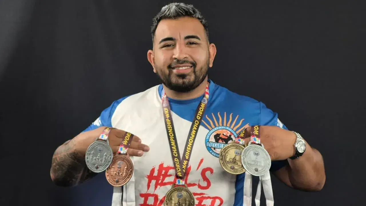 Juan "La Parka" Bernal, con las cinco medallas ganadas en el Mundial WKF de Colombia