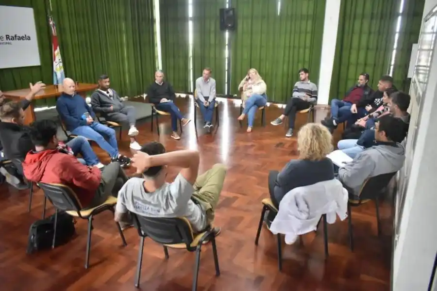 “Quién Pierde”?: Funcionarios locales y empresarios gastronómicos dialogan para establecer un trabajo conjunto