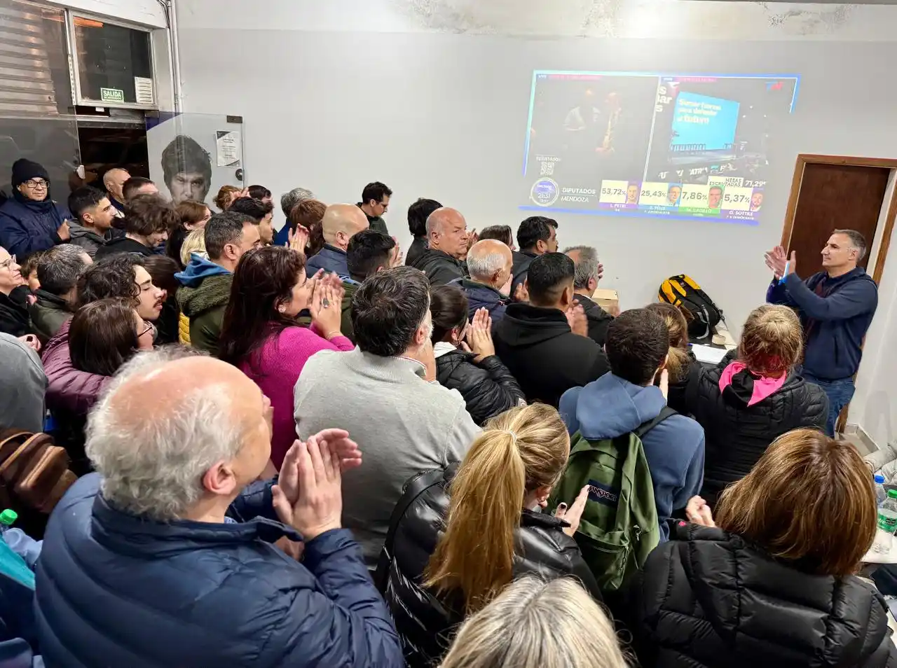 "Se siente, se siente, Gonzalo Intendente", se escuchó en el local de Acción Tandilense - La Libertad Avanza.