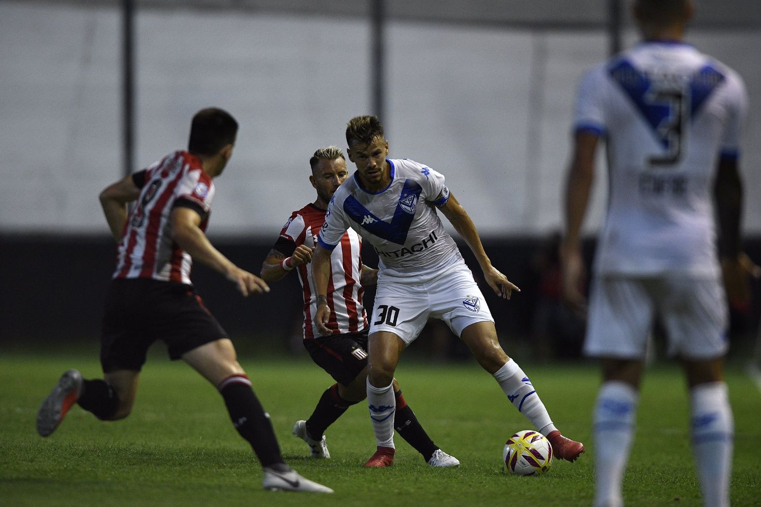 Vélez lo dio vuelta para imponerse a Estudiantes