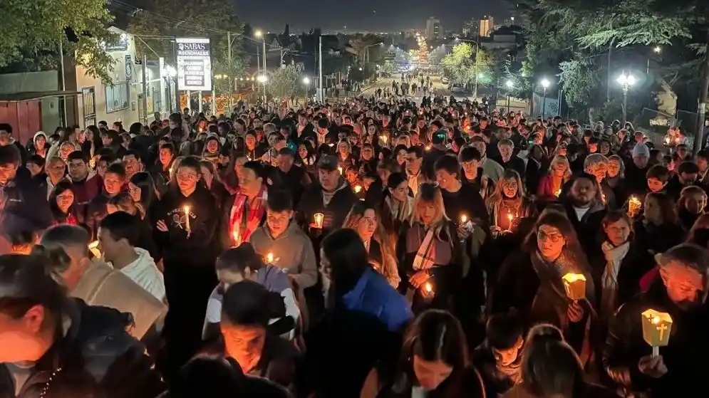 Miles de personas participaron por el Via Crucis por el Monte Calvario