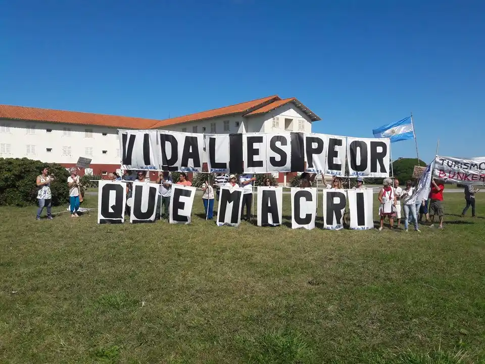 En medio del "retiro espiritual" del gabinete de Vidal, vecinos de Chapadmalal los repudiaron