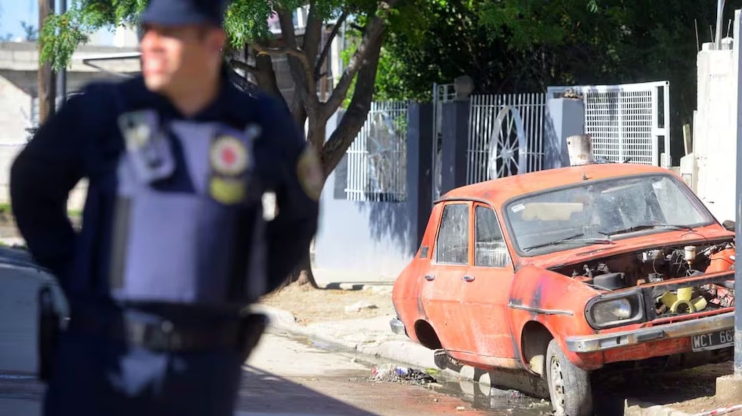 El auto de la víctima, que recibió tres disparos cuando intentó evitar que lo prendan fuego.