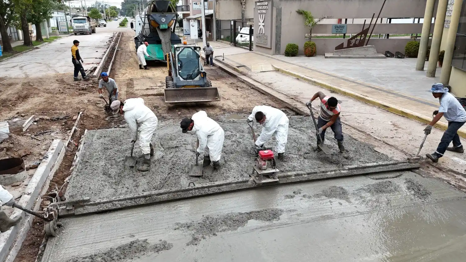 Una nueva cuadra de pavimento en la ciudad.