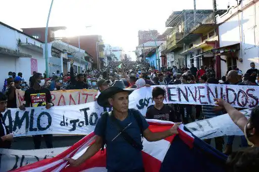 Migrantes caminan en una caravana que se dirige a la Ciudad de México para solicitar asilo y estatus de refugiado, en Tapachula, estado de Chiapas, México, el 23 de octubre de 2021. 