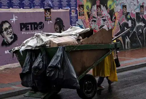 Es un trabajo agotador por poca recompensa, pero una salvación para miles en un país donde uno de cada ocho habitantes de la ciudad está desempleado y la tasa de pobreza se acerca al 40 por ciento.