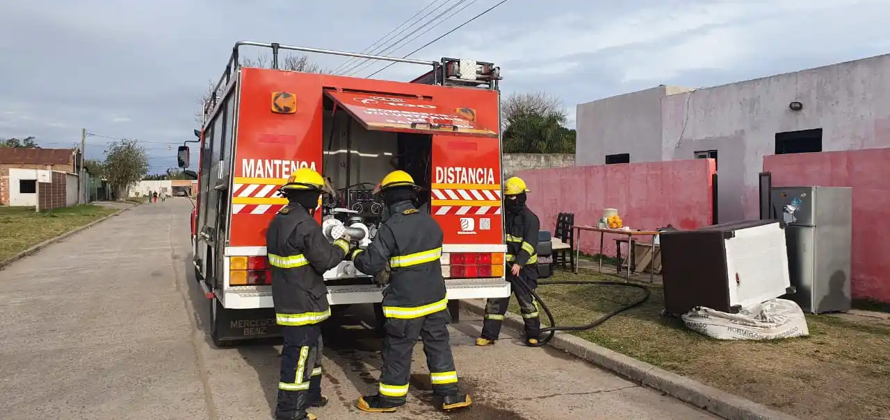 Bomberos sofocó un incendio en una vivienda en Río Tala