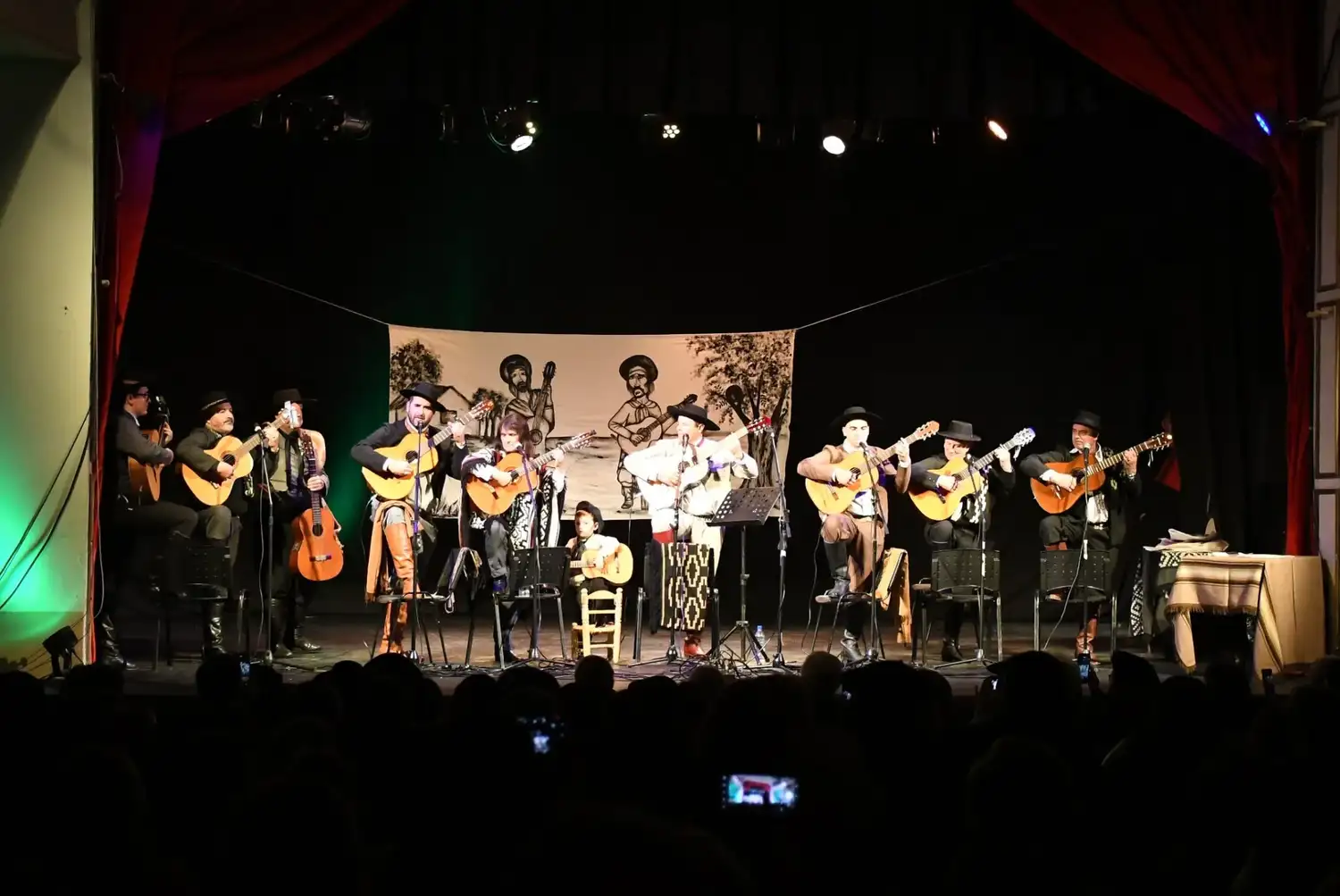 Emoción y tradición en el Brazzola: el 37° Encuentro de Payadores hizo vibrar el teatro