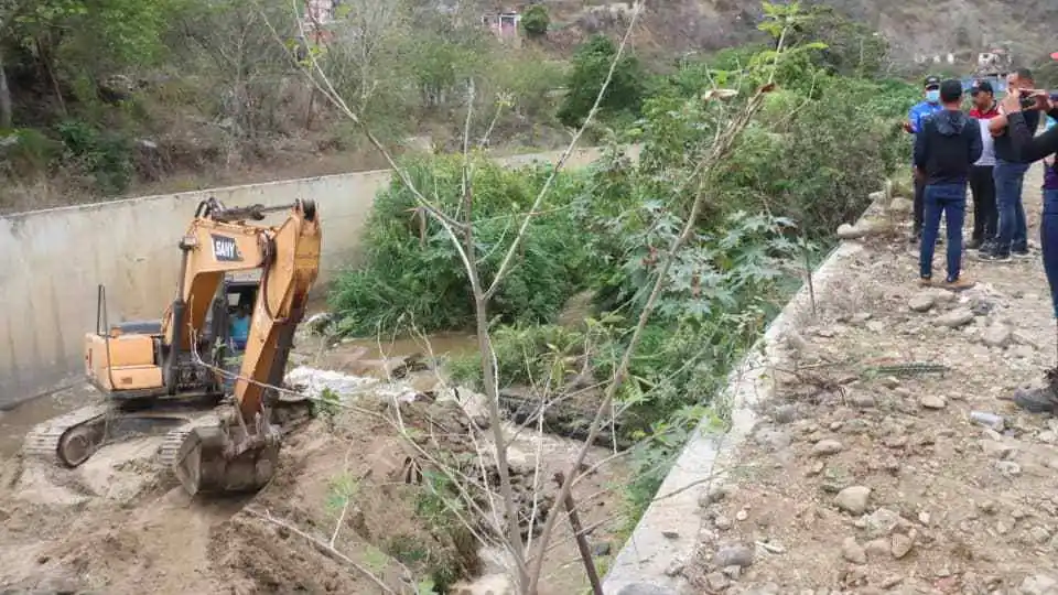 LLUVIAS NO DAN TREGUA EN VARGAS: afectadas vías de comunicación y el Club Oricao