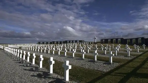 Argentina y el Reino Unido preparan acuerdo para identificar soldados NN de Malvinas