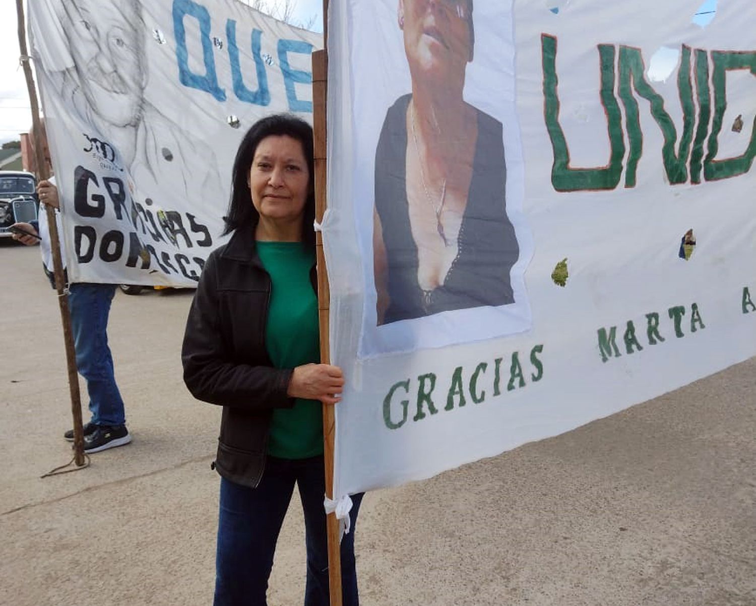 En pleno reclamo. Adriana porta la bandera de la independencia