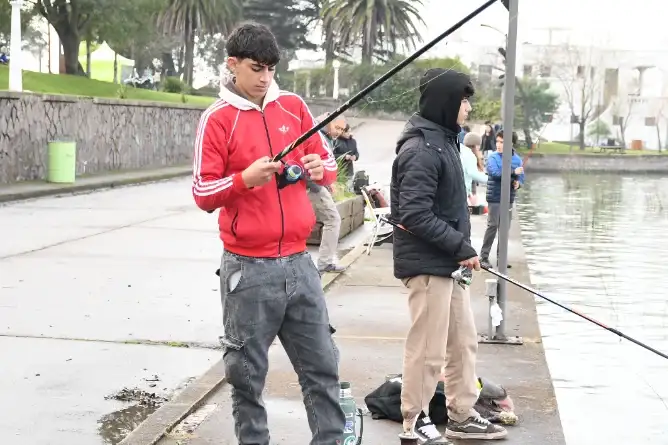 Bajada: En el marco del programa Chascomús de Vacaciones, se realizó una jornada de pesca recreativa en la laguna, con gran participación de niños, niñas y adolescentes.