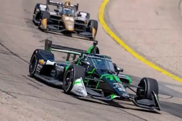 Canapino terminó en Iowa pese al roce con los muros