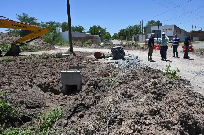 Avanza la obra de saneamiento hidráulico en el barrio Algarrobo: construcción de los sumideros para conectar con el conducto central