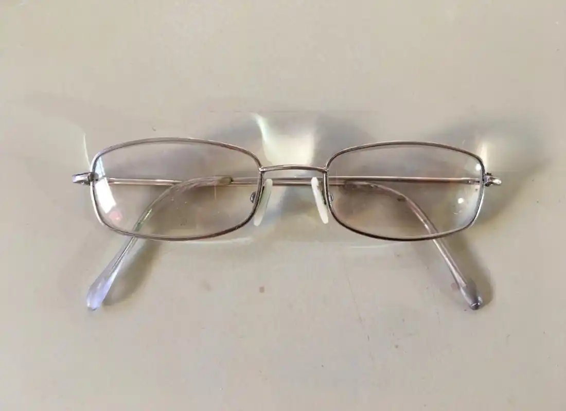 Encontraron unos lentes en calle Colón al 50
