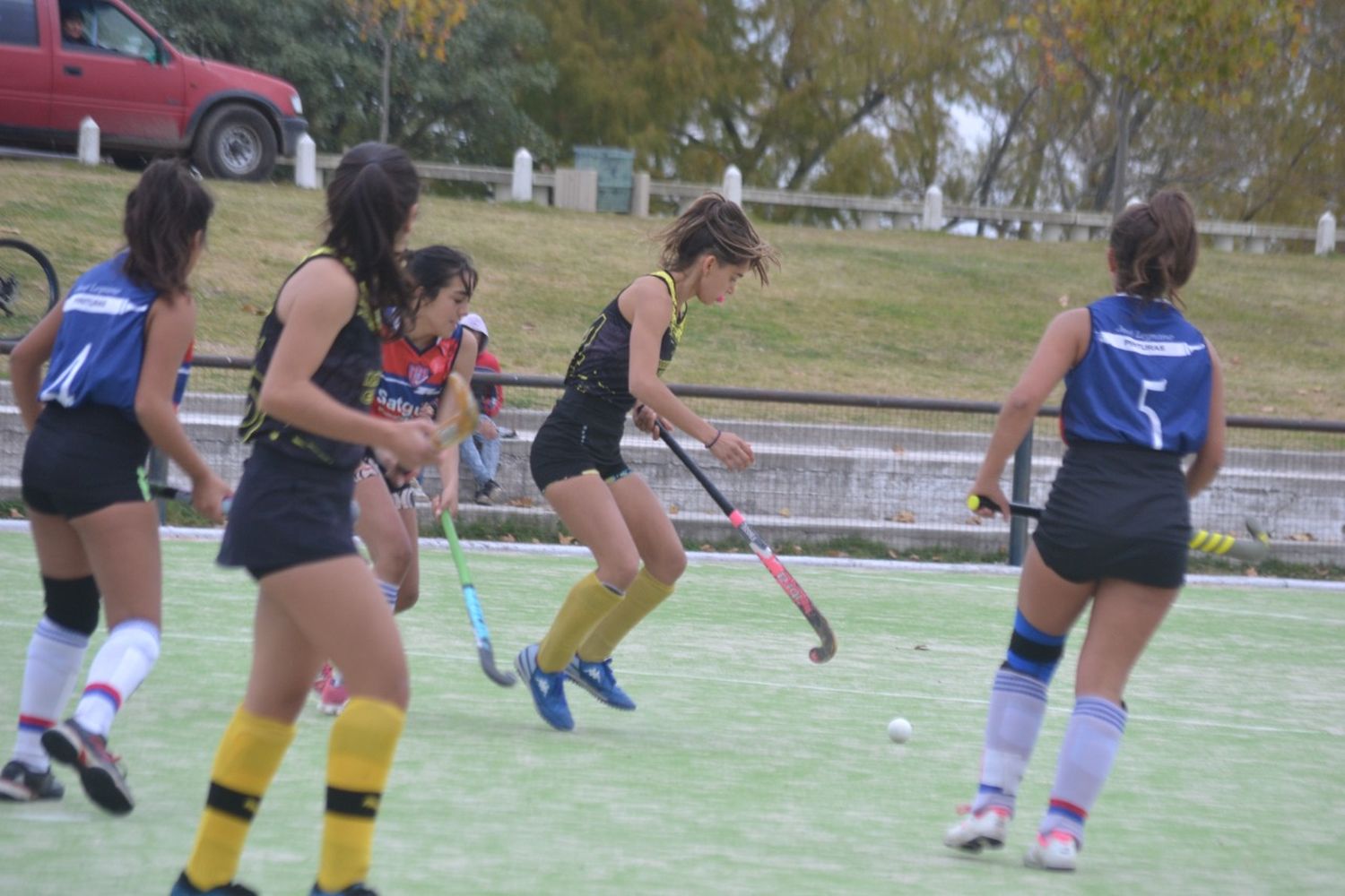 El hockey está a pleno en la cancha Municipal de piso sintético